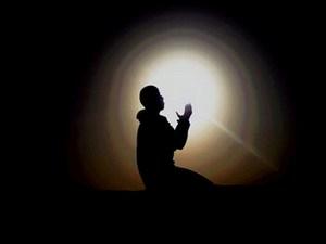 صورة لرجل يصلي الى الله