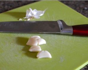 Peeling-garlic