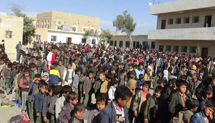 وقفة إحتجاجية منددة بإستمرار العدوان على اليمن بمدرسة الفوز مديرية عمران1