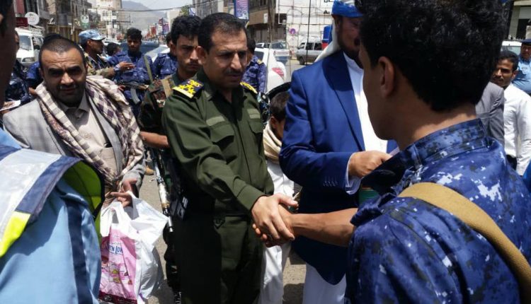 أمين العاصمة ، ومدير أمن العاصمة يتفقدان رجال الأمن في النقاط ومراكز الشرطة في الأمانة 1