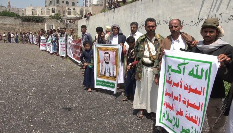 مجلس التلاحم القبلي ينفذ وقفة إحتجاجية في مسرح جريمة إستهداف الأسرى بذمار.3