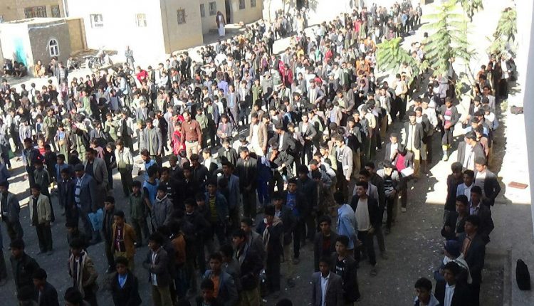 وقفة إحتجاجية منددة بإستمرار العدوان على اليمن بمدرسة الفوز مديرية عمران
