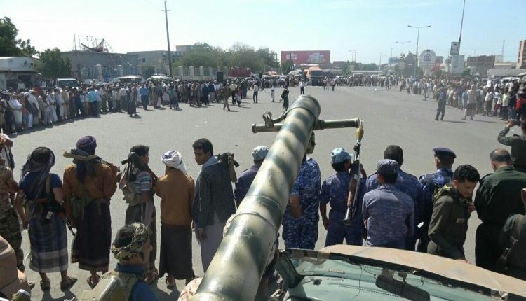 وقفة لموظفي ضرائب الحديدة رفضاً لصفقة القرن 1