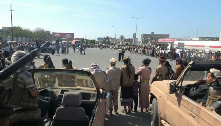 وقفة لموظفي ضرائب الحديدة رفضاً لصفقة القرن 2