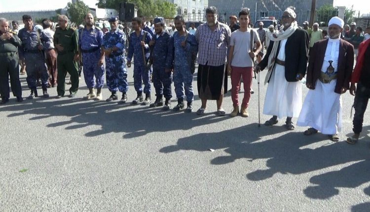 وقفة لموظفي ضرائب الحديدة رفضاً لصفقة القرن 3