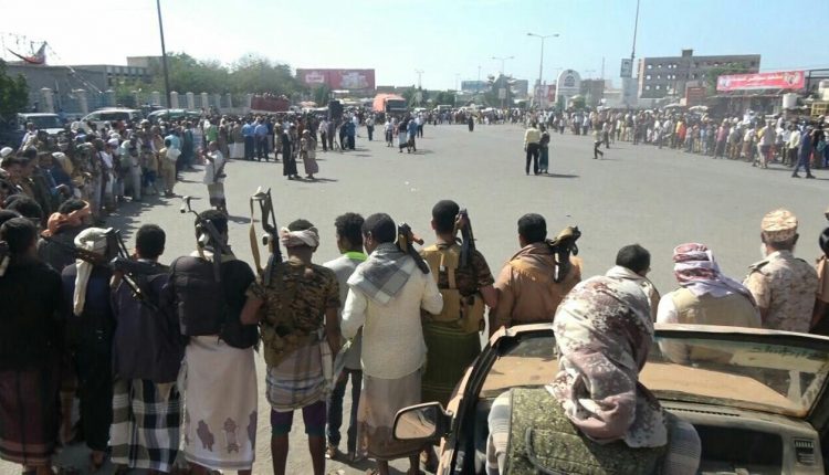 وقفة لموظفي ضرائب الحديدة رفضاً لصفقة القرن